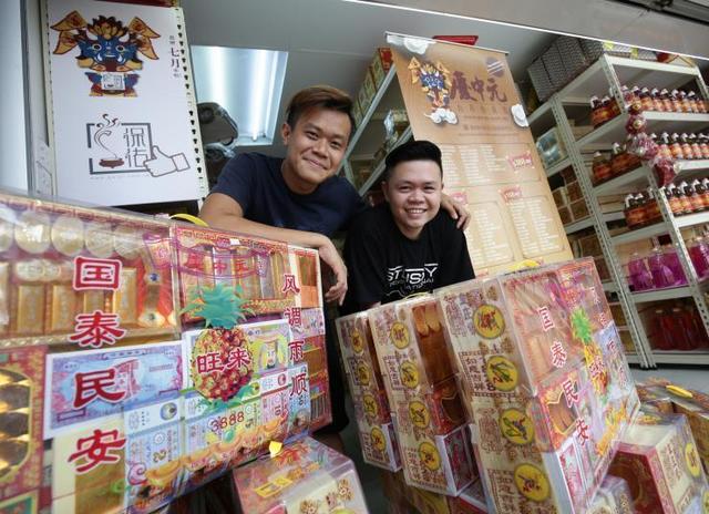 新加坡80后旧习俗里觅商机，开办网上金纸店