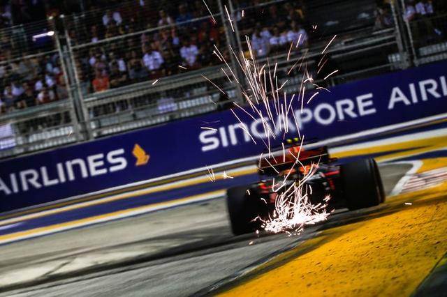 F1，法拉利在新加坡湿滑的赛道上失事
