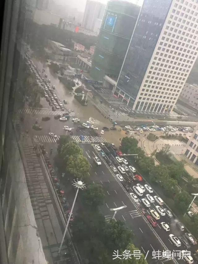 今晨珠城下大雨，我带妹子踏浪去上班