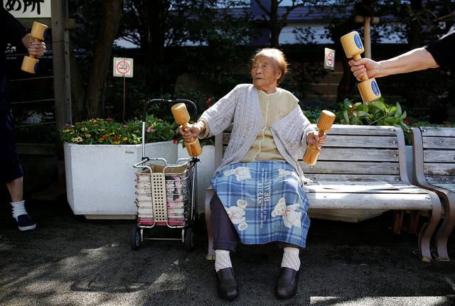 日本敬老节 “肌肉”奶奶举哑铃健身 还有哪些国家有“老人节”？