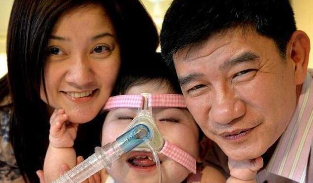 一位新加坡花季少女被迫困在“婴儿”体内，从此羡慕正常人