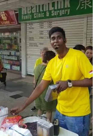 靠口头宣传和一口流利的中国话，外国小伙在新加坡卖米卖到火爆