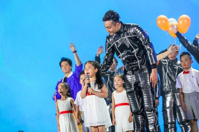 阿里巴巴年会大盘点 二次元小二男扮女装 最小演员才5岁