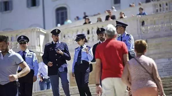 一条横幅笑翻网友！国庆大假为了抢中国游客，全世界人民也是拼了