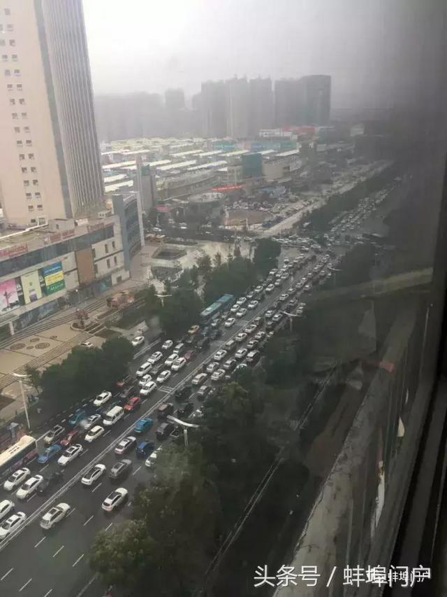 今晨珠城下大雨，我带妹子踏浪去上班