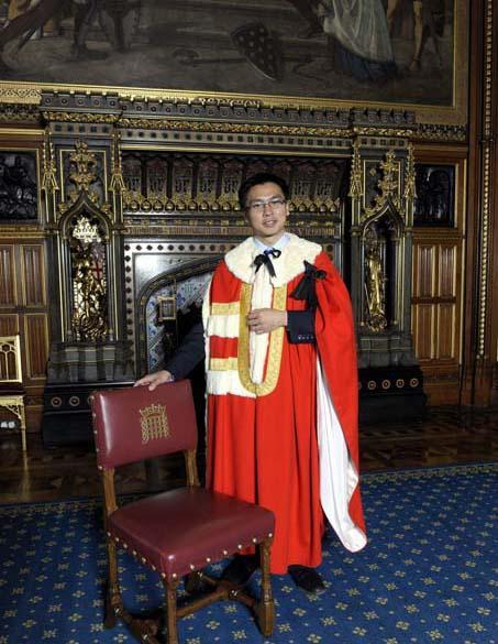 他一路从贫民窟走向英国女王的终身贵族，客家人精神霸气攻城