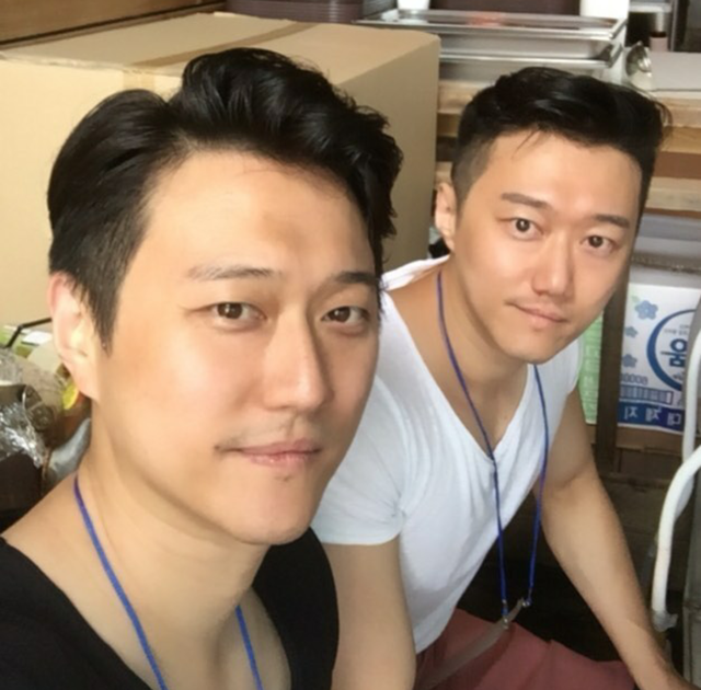 韩国双胞胎在中国健身教学，长相神似邓超