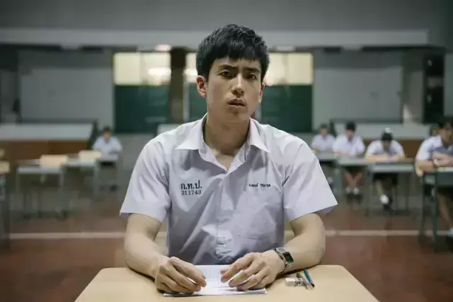 《天才枪手》最丧的一位，其实是个腹肌男神！