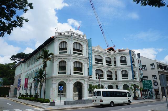 我的漫游画册 参观新加坡土生华人博物馆 门口有两座特别的雕塑