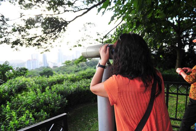 爬这个国家最高的一座山 走了25米后 带登山杖的中国大妈哭了！