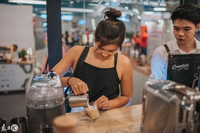 新加坡17岁女孩制作3D花式拿铁咖啡 这样的咖啡你舍得喝么
