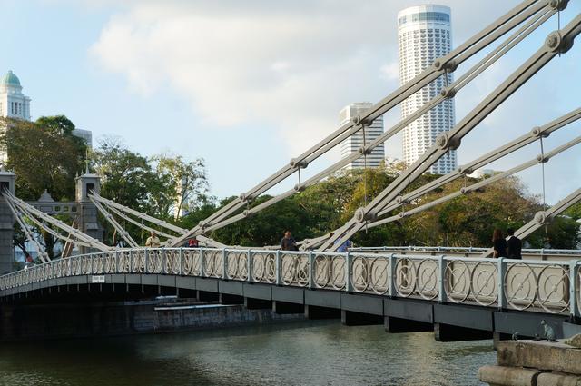 亚洲漫行笔记 漫步新加坡加文纳桥 桥边有几组雕像也是很特别