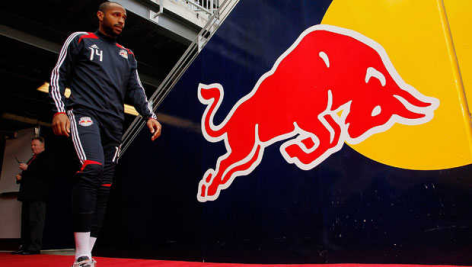 喝了20多年红牛，才知道新加坡红牛比水还便宜｜营销故事会