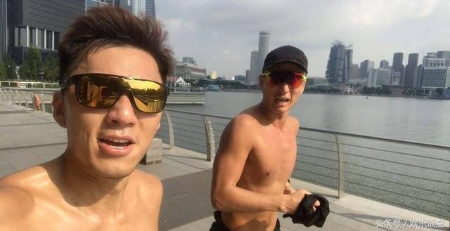 袁伟豪搭档陈山聪在新加坡街跑，TVB力捧两位肌肉型男上位！