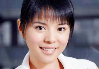 在新加坡拍戏成名，曾与钟汉良演情侣，如今为了爱情退出演艺圈