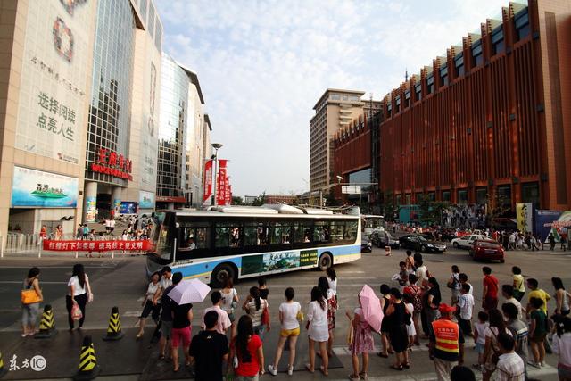 采访各国游客十一国庆游览北京王府井大街旅行感受！（附攻略）