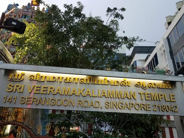 我的随心旅行 游览新加坡维拉马卡卡拉曼庙 屋顶有姿态万千的雕塑