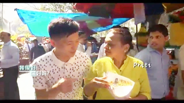 新加坡主持人走访印度孟买CBD美食街 食物怎么还是用旧报纸包的