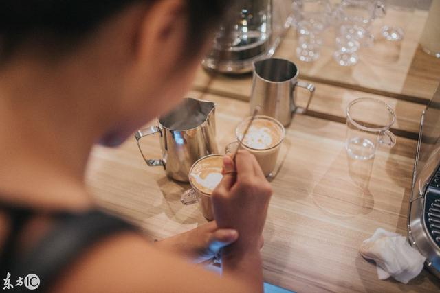 新加坡17岁女孩制作3D花式拿铁咖啡 这样的咖啡你舍得喝么