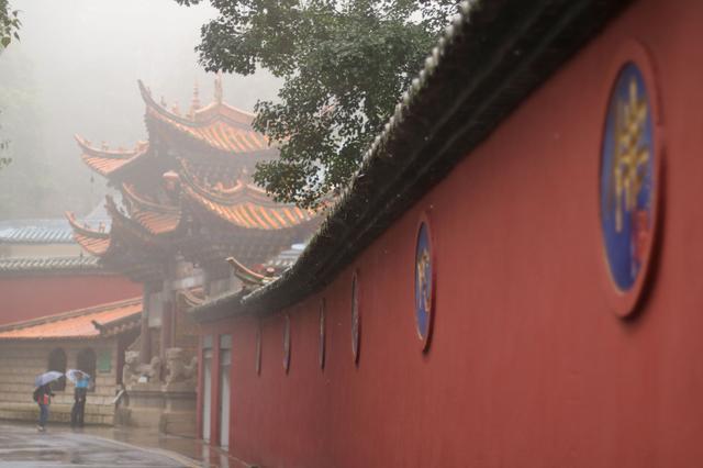 雨中秀丽的昆明西山森林公园