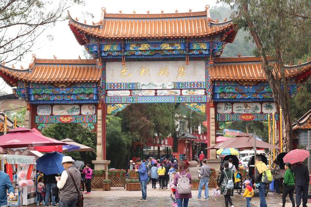 雨中秀丽的昆明西山森林公园