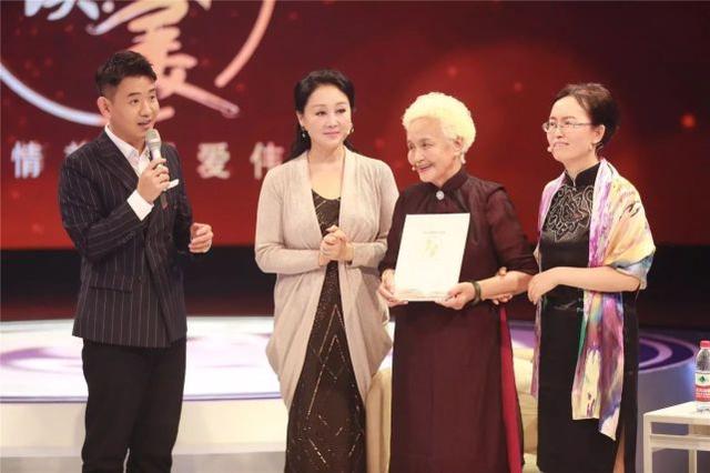 “传奇奶奶”“励志爷爷”的故事博人眼球：青春有张不老的脸