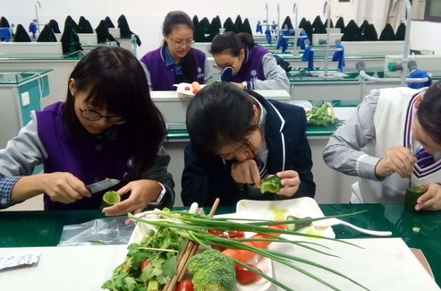 “拆解”漫威电影中的超人，新加坡生物老师用这样的方法教育学生