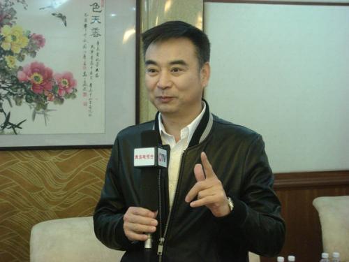 高中毕业被特招进文工团，至今演过上百部影视剧，被誉为国民老爷