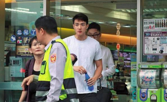 38岁萧亚轩是鲜肉收割机，柯震东最红，新男友才21岁