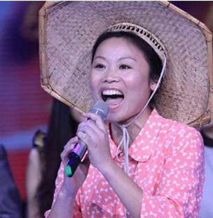 同样来自农村，她到处捞钱被骂低俗，她却上春晚还成为一级演员！