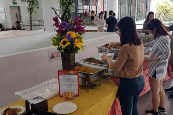 新加坡大学生设群聊通知，居然是为了自助餐剩菜？
