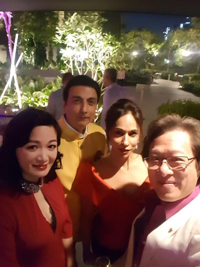 41岁“双儿”陈少霞和富豪老公新加坡晒照，与国外美女合照谁赢了