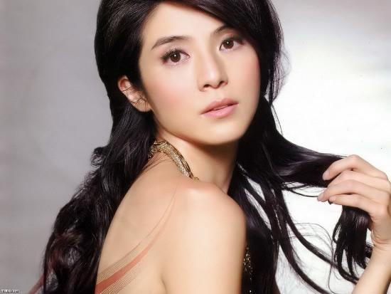 因王晶步入影坛，因徐克走红，曾与吴奇隆传绯闻，如今转型导演