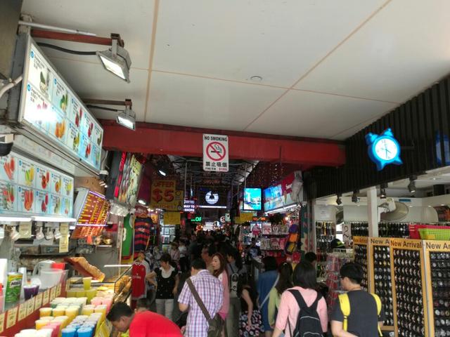 我的旅游攻略 游览新加坡武吉士村 道路两边挤满了各式摊位