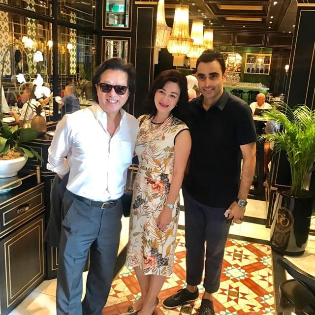 41岁“双儿”陈少霞和富豪老公新加坡晒照，与国外美女合照谁赢了