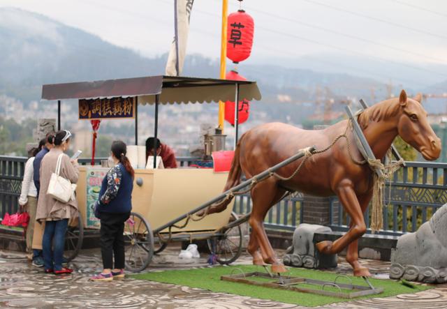 雨中秀丽的昆明西山森林公园