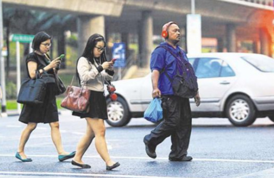 新加坡低头族要小心了，这样过马路要罚款！罚款！罚款！