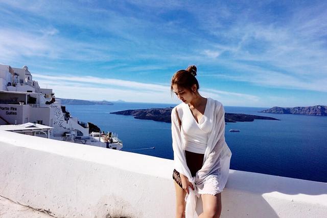 新加坡网红谭凯琳IG分享一组希腊爱情海度假照，粉丝暴涨30万