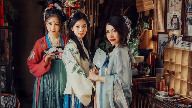 时尚巨头香奈儿报道汉服热，中国时尚因汉服女孩而受到国际盛誉