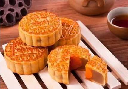 管他什么螺蛳粉月饼、梅菜扣肉月饼、罐头月饼……我只爱广式月饼！