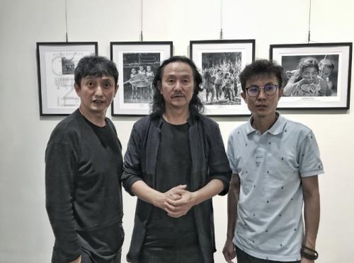 宝鸡三名摄影师作品亮相狮城 呼吁关注贫困山区儿童