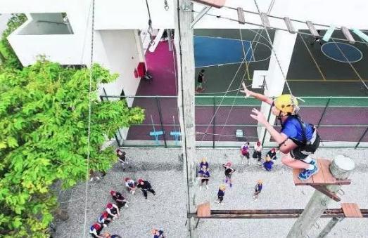 从一张小学课表可以看出：新加坡的小学教育一直走在世界前列