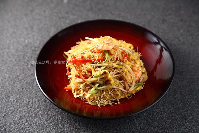 广东的咖喱炒米粉非常好吃，配料多样化，在家照样能做出来！