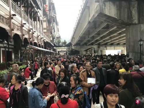 外媒关注“相亲角”成中国老人社交新空间：周六找女婿 周日找老伴