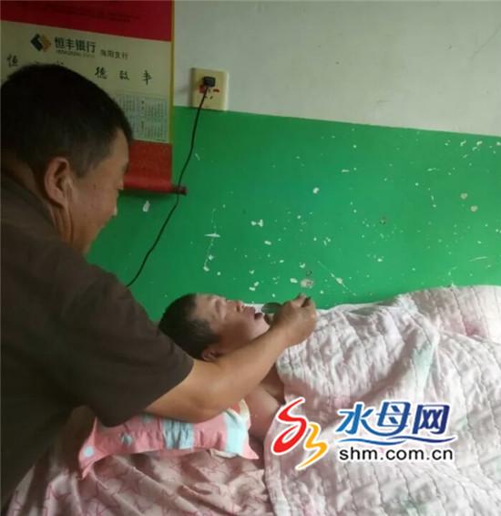 海阳老汉独自照顾植物人老伴儿 美德感动全村