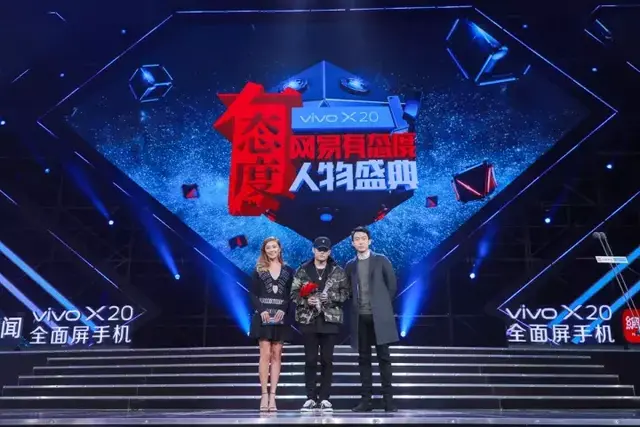 疯狂打CALL，机器人抢镜时尚大典