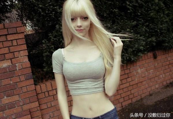 英国金发美女狂追新加坡男孩