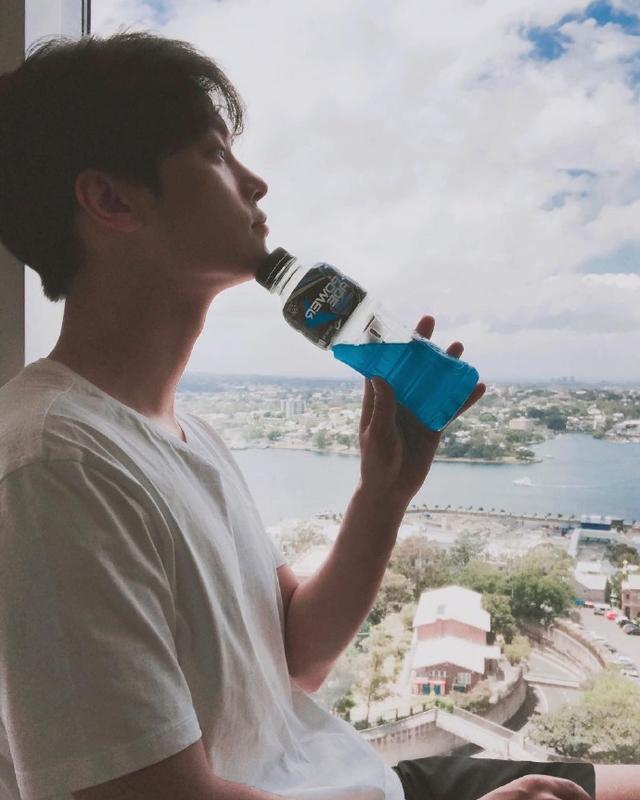 「VIXX」「分享」171130 马不停蹄再次启航！VIXX动身前往新加坡