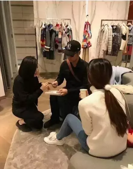 任重带新女友逛街扫货好几万？！不如花199买件对的“小白高领”穿