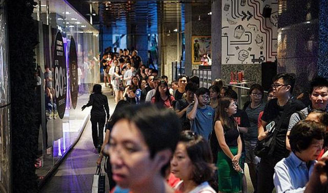 新加坡乌节商场大减价，超人流漏夜排队换限量iPhoneX